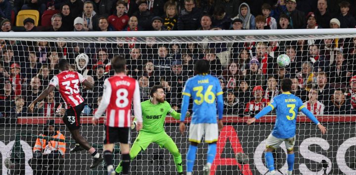 El defensor italiano del Brentford, Michael Kayode (izq.), número 33, anota de cabeza el primer gol durante el partido de la Premier League inglesa entre el Brentford y el Wolverhampton Wanderers en el Gtech Community Stadium de Londres.