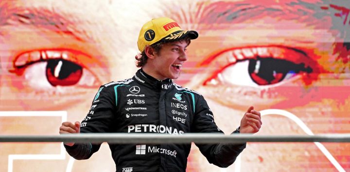 El piloto italiano de Mercedes, Kimi Antonelli, ganador de la carrera, celebra en el podio tras el Gran Premio de China de Fórmula 1 en el Circuito Internacional de Shanghái.