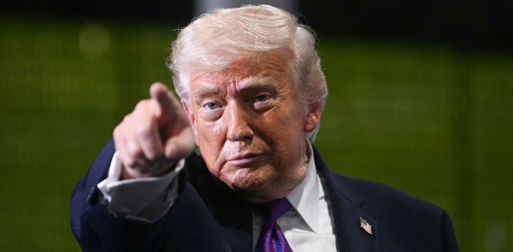 El presidente estadounidense Donald Trump señala mientras habla en Verst Logistics en Hebron, Kentucky.