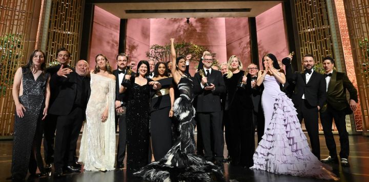 Esta fotografía, cortesía de la Academia de Artes y Ciencias Cinematográficas (AMPAS), muestra al elenco y al equipo de "One Battle After Another" celebrando su Óscar a la Mejor Película al finalizar la 98.ª edición de los Premios Óscar en el Dolby Theatre de Hollywood, California.