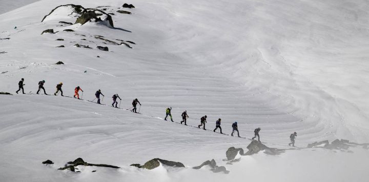 Esquiadores compiten durante la tercera etapa de la 40ª edición de la carrera de esquí de montaña Pierra Menta en Areches-Beaufort.