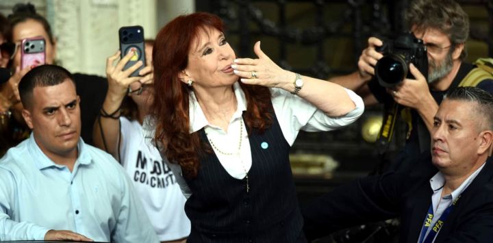 La expresidenta argentina (2007-2015), Cristina Kirchner, saluda al llegar a su domicilio en Buenos Aires tras ser interrogada en el juzgado Comodoro Py. Cristina Kirchner, condenada a seis años de prisión por corrupción, compareció ante el tribunal en relación con otro caso en el que se la acusa de formar parte de una presunta red de sobornos que involucraba a políticos y empresarios en la década de 2000.