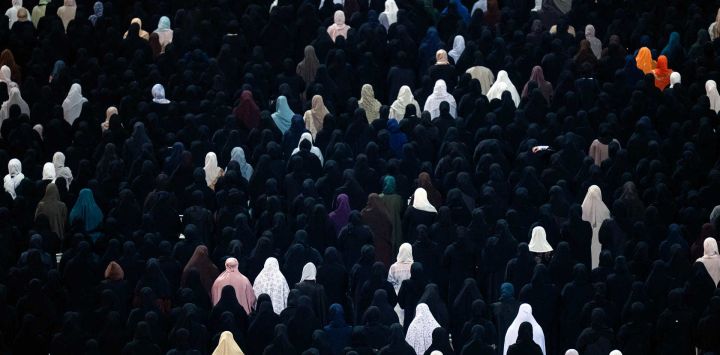 Mujeres rezan en la Gran Mezquita Sheikh Zayed de Abu Dabi en la madrugada del 16 de marzo de 2026, durante Laylat al-Qadr (Noche del Destino), una de las noches más sagradas del mes de Ramadán.