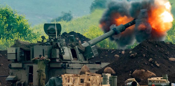 Un obús autopropulsado israelí dispara proyectiles hacia el sur del Líbano desde una posición en la Alta Galilea, en el norte de Israel, cerca de la frontera. Israel declaró ese mismo día que no se habían planeado conversaciones directas con el Líbano para poner fin a la guerra, un día después de que un funcionario libanés afirmara que Beirut estaba preparando una delegación para negociar con Israel.