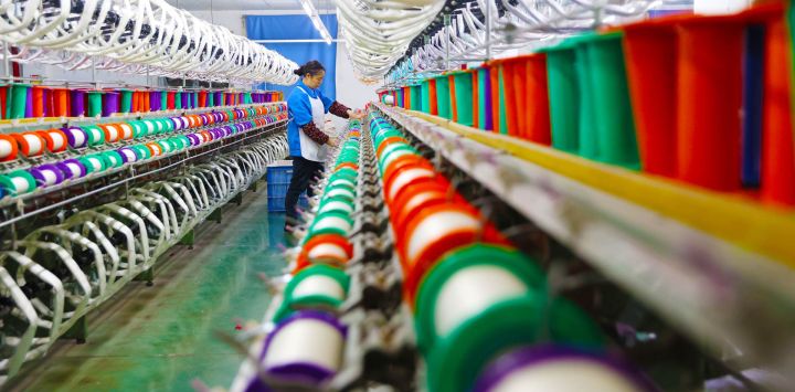 Un trabajador labora en el taller de una empresa de seda en una zona de alta tecnología, en el distrito de Qianjiang de Chongqing, en el suroeste de China. El valor agregado de la producción industrial de China, un importante indicador económico, registró un aumento interanual del 6,3 por ciento en los primeros dos meses de 2026, según datos publicados por el Buró Nacional de Estadísticas.