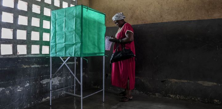 Un votante entra en una cabina de votación en un colegio electoral de Brazzaville, durante las elecciones presidenciales de la República del Congo.