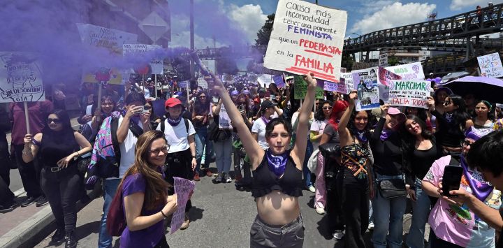 Una joven sostiene un cartel que dice "Es más incómodo tener una familiar feminista que un pedófilo en la familia" durante una marcha para conmemorar el Día Internacional de la Mujer en Bogotá, Colombia.