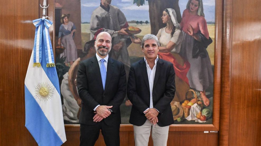 Luis Caputo junto a directivos de Uber 17032026