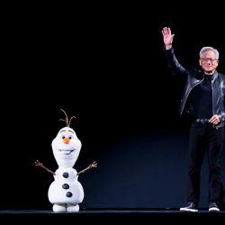 El director ejecutivo de Nvidia, Jensen Huang, estuvo acompañado en el escenario por un robot animatrónico de Disney durante su discurso de apertura en la conferencia anual de desarrolladores GTC de la compañía, celebrada en el SAP Center de San José, California. | Foto:JOSH EDELSON / AFP