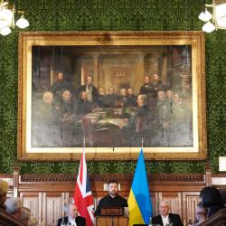 El presidente de Ucrania, Volodímir Zelenski, se dirige a miembros del Parlamento británico en el Palacio de Westminster. La visita de Zelenski a Londres, previa a su viaje a España, se produce en un contexto en el que sus aliados europeos han prometido mantener su apoyo a Kiev en el conflicto con Rusia. | Foto:Jonathan Brady / POOL / AFP