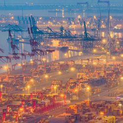 Imagen tomada con un dron del puerto de Tianjin, en la Nueva Area de Binhai, en Tianjin, en el norte de China. El valor agregado de la producción industrial de China, un importante indicador económico, registró un aumento interanual del 6,3 por ciento en los primeros dos meses de 2026, según datos publicados el lunes por el Buró Nacional de Estadísticas. | Foto:Xinhua/Du Penghui