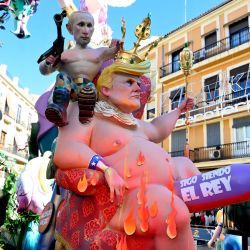Las Fallas, gigantescas estructuras de cartón que contienen figuritas individuales conocidas como «ninots» que representan al presidente estadounidense Donald Trump y al presidente ruso Vladimir Putin, se exhiben durante las Fallas en Valencia. Las Fallas se queman en las calles de Valencia cada año como homenaje a San José, patrón del gremio de carpinteros. Las Fallas fueron incluidas en la lista del Patrimonio Cultural Inmaterial de la Humanidad de la UNESCO en 2016. | Foto:Jose Jordan / AFP