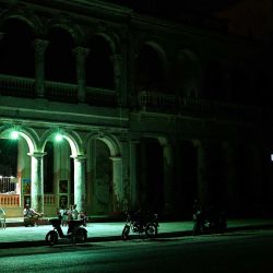 Los cubanos se congregan frente a sus casas durante un apagón en La Habana. Cuba sufrió un corte de energía generalizado, según la compañía eléctrica nacional, en el contexto de una grave crisis en la isla provocada por el bloqueo energético estadounidense. | Foto:ADALBERTO ROQUE / AFP