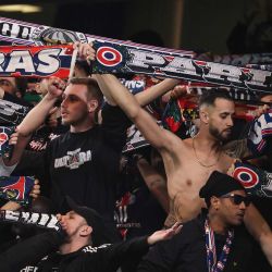 Los seguidores del Paris Saint-Germain vitorean durante el partido de vuelta de los octavos de final de la Liga de Campeones de la UEFA entre el Chelsea FC y el Paris Saint-Germain (PSG) en Stamford Bridge, al oeste de Londres. | Foto:FRANCK FIFE / AFP