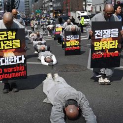 Monjes budistas surcoreanos realizan reverencias completas mientras marchan hacia la embajada de Estados Unidos durante una protesta contra la guerra contra Irán en Seúl. | Foto:Jung Yeon-je / AFP