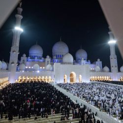Musulmanes rezan en la Gran Mezquita Sheikh Zayed de Abu Dabi, durante Laylat al-Qadr (Noche del Destino), una de las noches más sagradas del mes de Ramadán. | Foto:Ryan Lim / AFP