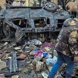 Un hombre camina junto a la destrucción en el lugar de los ataques aéreos israelíes nocturnos en los suburbios del sur de Beirut. El ejército israelí anunció que había comenzado lo que describió como "operaciones terrestres limitadas" contra Hezbolá en el sur del Líbano. El Líbano se vio arrastrado a la guerra de Oriente Medio el 2 de marzo cuando Hezbolá, respaldado por Irán, atacó a Israel en respuesta al asesinato del líder supremo iraní, el ayatolá Ali Jamenei, en ataques estadounidenses e israelíes. | Foto:AFP
