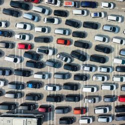 Esta fotografía aérea muestra vehículos atascados en un embotellamiento en la autopista que sale de Yakarta, a la altura de una caseta de peaje en Cikampek, Java Occidental. La gente se dirige a sus ciudades de origen para las próximas festividades de Eid al-Fitr, que marcan el final del mes sagrado de Ramadán. | Foto:BAY ISMOYO / AFP