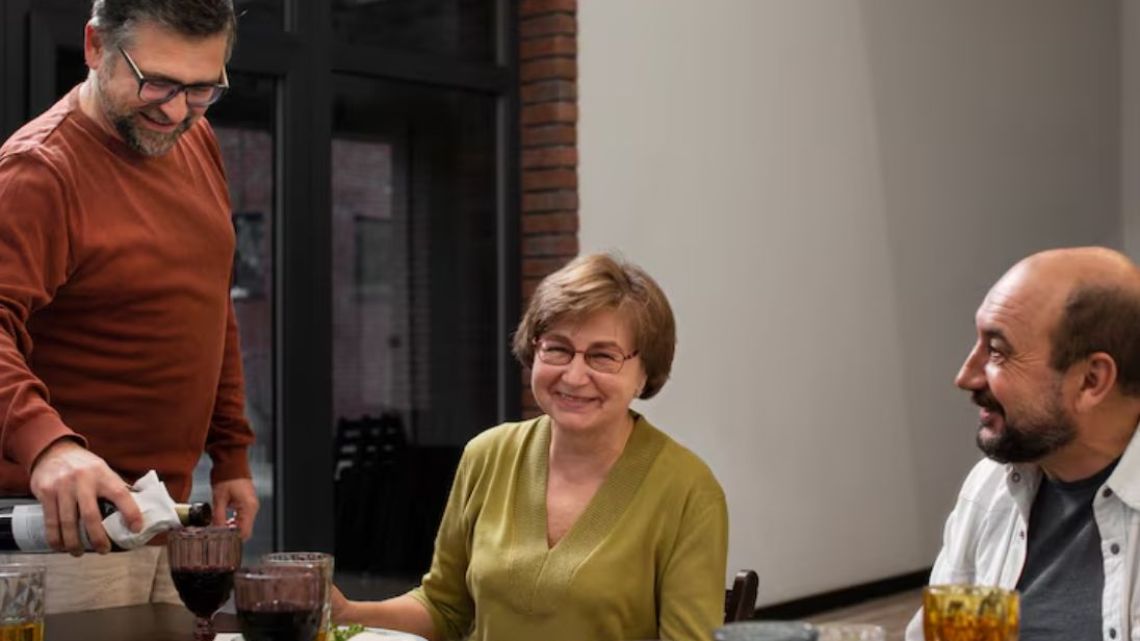 Por qué cenar tarde puede afectar tu salud después de los 40 años