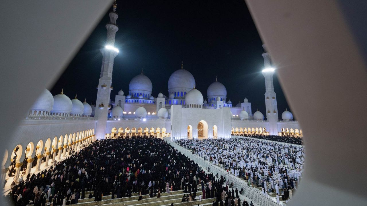 Musulmanes rezan en la Gran Mezquita Sheikh Zayed de Abu Dabi, durante Laylat al-Qadr (Noche del Destino), una de las noches más sagradas del mes de Ramadán. | Foto:Ryan Lim / AFP