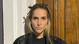 Olvida el gorro de lana: Ámbar de Benedictis impone la capucha balaclava, la tendencia que dominará el invierno