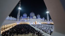 Musulmanes rezan en la Gran Mezquita Sheikh Zayed de Abu Dabi, durante Laylat al-Qadr (Noche del Destino), una de las noches más sagradas del mes de Ramadán.