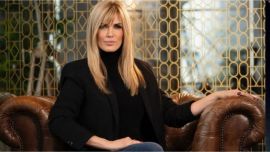 Así es la casa de Viviana Canosa: rodeada de exuberante vegetación, grandes ventanales y chimenea apta para todo el año