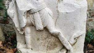 Encuentran una tumba romana con relieves de luchas de gladiadores.