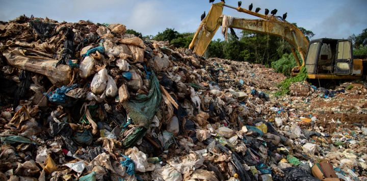 Buitres negros se posan sobre una excavadora en un vertedero a cielo abierto en la ciudad de Iranduba, en el estado de Amazonas, al norte de Brasil. El vertedero a cielo abierto de Iranduba representa una crisis ambiental y de salud pública, ya que lleva 40 años operando ilegalmente y contaminando el suelo y las aguas subterráneas.