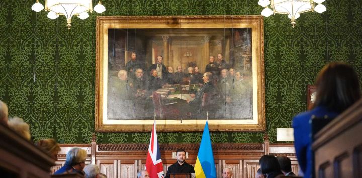 El presidente de Ucrania, Volodímir Zelenski, se dirige a miembros del Parlamento británico en el Palacio de Westminster. La visita de Zelenski a Londres, previa a su viaje a España, se produce en un contexto en el que sus aliados europeos han prometido mantener su apoyo a Kiev en el conflicto con Rusia.