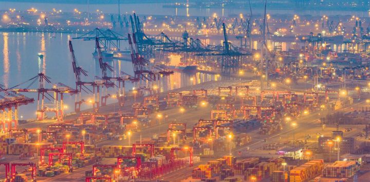 Imagen tomada con un dron del puerto de Tianjin, en la Nueva Area de Binhai, en Tianjin, en el norte de China. El valor agregado de la producción industrial de China, un importante indicador económico, registró un aumento interanual del 6,3 por ciento en los primeros dos meses de 2026, según datos publicados el lunes por el Buró Nacional de Estadísticas.