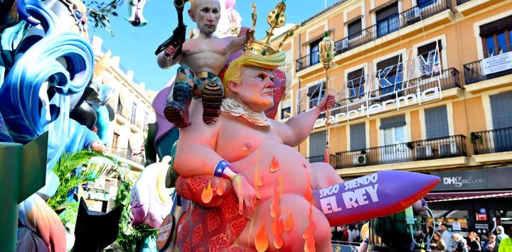 Las Fallas, gigantescas estructuras de cartón que contienen figuritas individuales conocidas como «ninots» que representan al presidente estadounidense Donald Trump y al presidente ruso Vladimir Putin, se exhiben durante las Fallas en Valencia. Las Fallas se queman en las calles de Valencia cada año como homenaje a San José, patrón del gremio de carpinteros. Las Fallas fueron incluidas en la lista del Patrimonio Cultural Inmaterial de la Humanidad de la UNESCO en 2016.