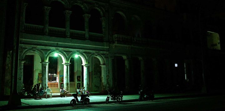 Los cubanos se congregan frente a sus casas durante un apagón en La Habana. Cuba sufrió un corte de energía generalizado, según la compañía eléctrica nacional, en el contexto de una grave crisis en la isla provocada por el bloqueo energético estadounidense.