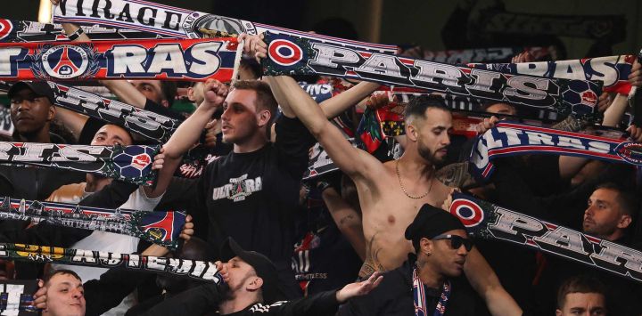 Los seguidores del Paris Saint-Germain vitorean durante el partido de vuelta de los octavos de final de la Liga de Campeones de la UEFA entre el Chelsea FC y el Paris Saint-Germain (PSG) en Stamford Bridge, al oeste de Londres.