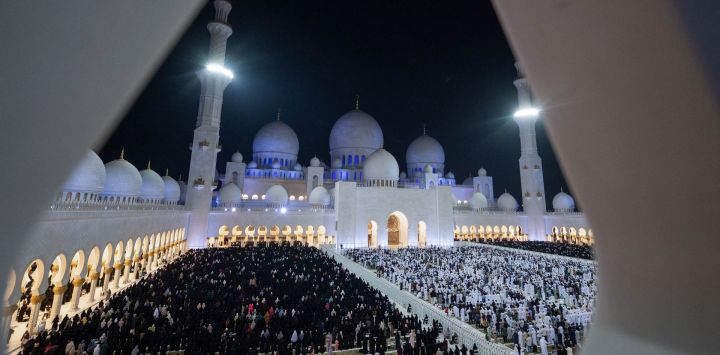 Musulmanes rezan en la Gran Mezquita Sheikh Zayed de Abu Dabi, durante Laylat al-Qadr (Noche del Destino), una de las noches más sagradas del mes de Ramadán.