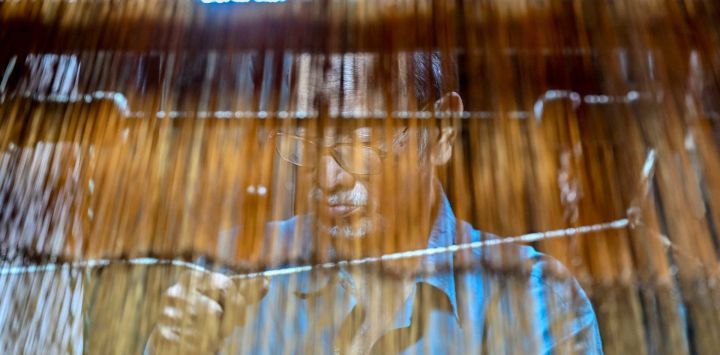 Un artesano bangladesí teje tela en un telar tradicional dentro de un taller en Tangail. El sari de Tangail, en Bangladés, lucha por sobrevivir, ya que los tejedores advierten que la automatización y las presiones económicas están llevando a esta artesanía centenaria al borde de la extinción, a pesar de su reconocimiento mundial.