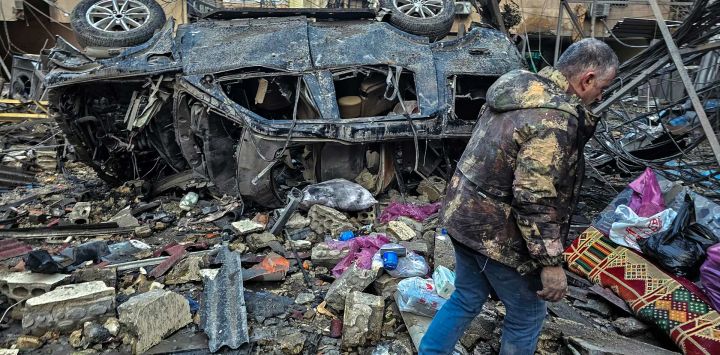 Un hombre camina junto a la destrucción en el lugar de los ataques aéreos israelíes nocturnos en los suburbios del sur de Beirut. El ejército israelí anunció que había comenzado lo que describió como "operaciones terrestres limitadas" contra Hezbolá en el sur del Líbano. El Líbano se vio arrastrado a la guerra de Oriente Medio el 2 de marzo cuando Hezbolá, respaldado por Irán, atacó a Israel en respuesta al asesinato del líder supremo iraní, el ayatolá Ali Jamenei, en ataques estadounidenses e israelíes.