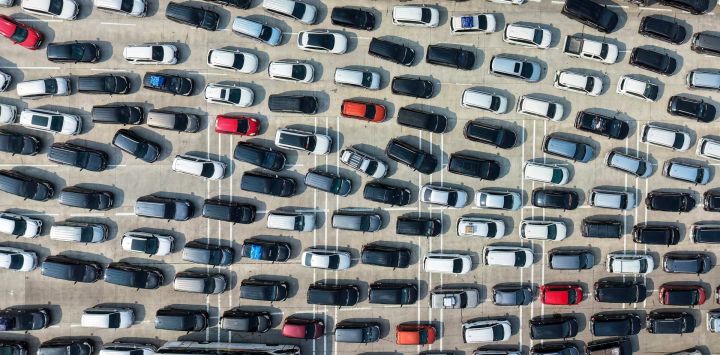Esta fotografía aérea muestra vehículos atascados en un embotellamiento en la autopista que sale de Yakarta, a la altura de una caseta de peaje en Cikampek, Java Occidental. La gente se dirige a sus ciudades de origen para las próximas festividades de Eid al-Fitr, que marcan el final del mes sagrado de Ramadán.