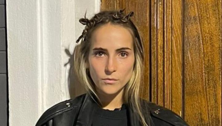 Olvida el gorro de lana: Ámbar de Benedictis impone la capucha balaclava, la tendencia que dominará el invierno 