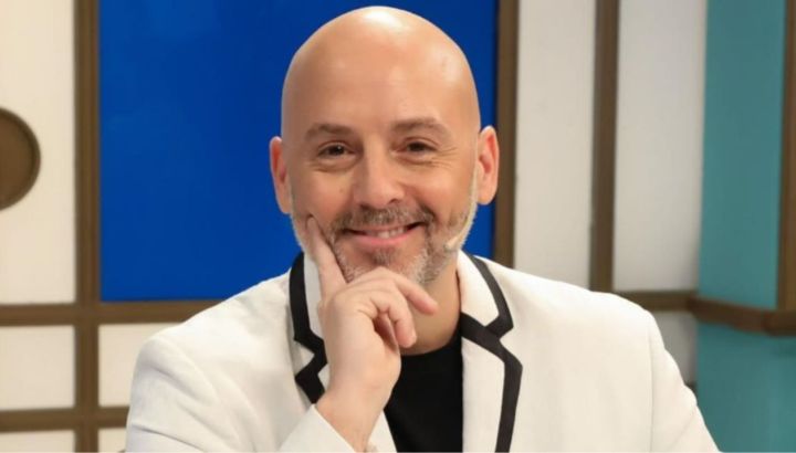 José María Muscari mostró cómo quedó su nueva casa: doble living, velas gigantes y más plantas de las necesarias