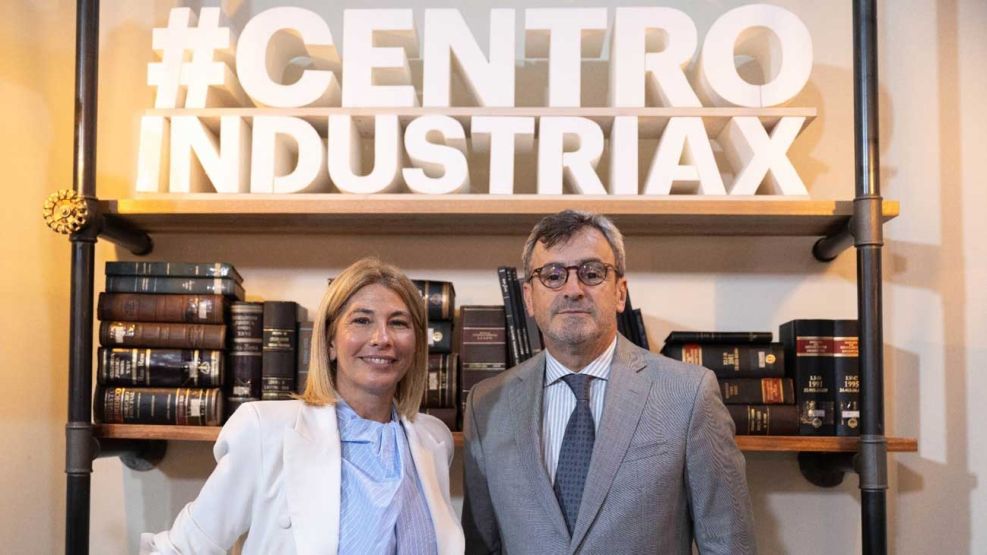 Sofía Vago, de Accenture, y Martín Rappallini, presidente de la UIA