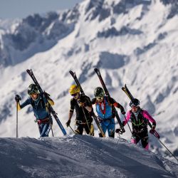 Esquiadores compiten durante la tercera etapa de la 40ª edición de la carrera de esquí de montaña Pierra Menta en Areches-Beaufort. | Foto:ARNAUD FINISTRE / AFP