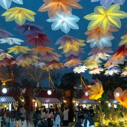 Imagen de personas disfrutando de las decoraciones festivas en un parque costero antes del festival de Nowruz, en Bakú, Azerbaiyán. | Foto:Xinhua/Chen Junfeng