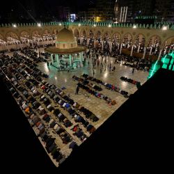 Musulmanes recitan las oraciones de Tarawih con motivo de Laylat al-Qadr, que se celebra el día 27 del mes de Ramadán, en la mezquita Amr Ibn al-Aas de El Cairo, Egipto. | Foto:Khaled Desouki / AFP