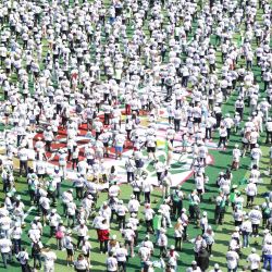 Personas participan en la Clase de Futbol más Grande del Mundo, en el Zócalo de la Ciudad de México, capital de México. La Ciudad de México se adjudicó el récord Guinness para la clase de fútbol más grande en el mundo, entre llamados para detener los conflictos armados y a solo unos cuantos meses de que el país también haga historia al desarrollar por tercera ocasión la Copa Mundial de la Federación Internacional de Fútbol Asociación (FIFA). | Foto:Xinhua/Francisco Cañedo