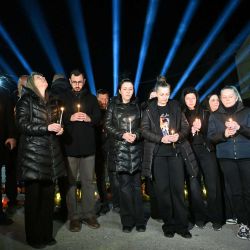 Personas se lamentan durante una conmemoración que marca el primer aniversario de un incendio en una discoteca, en Kocani, Macedonia del Norte. | Foto:Xinhua/Tomislav Georgiev