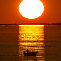 Esta fotografía, tomada desde Port de Bouc, muestra un barco al atardecer en el Grand Port Maritime de Marseille-Fos, en Fos-sur-Mer, frente a la costa mediterránea del sur de Francia. | Foto:MIGUEL MEDINA / AFP