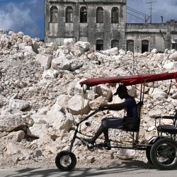Un hombre pasea en bicicleta frente a los escombros de la Escuela Nacional de Diseño en La Habana. Cuba se apresuró a restablecer el suministro eléctrico tras un apagón nacional que afectó a la isla, gobernada por el Partido Comunista, justo cuando el presidente estadounidense Donald Trump proclamó que la "tomaría".  | Foto:YAMIL LAGE / AFP