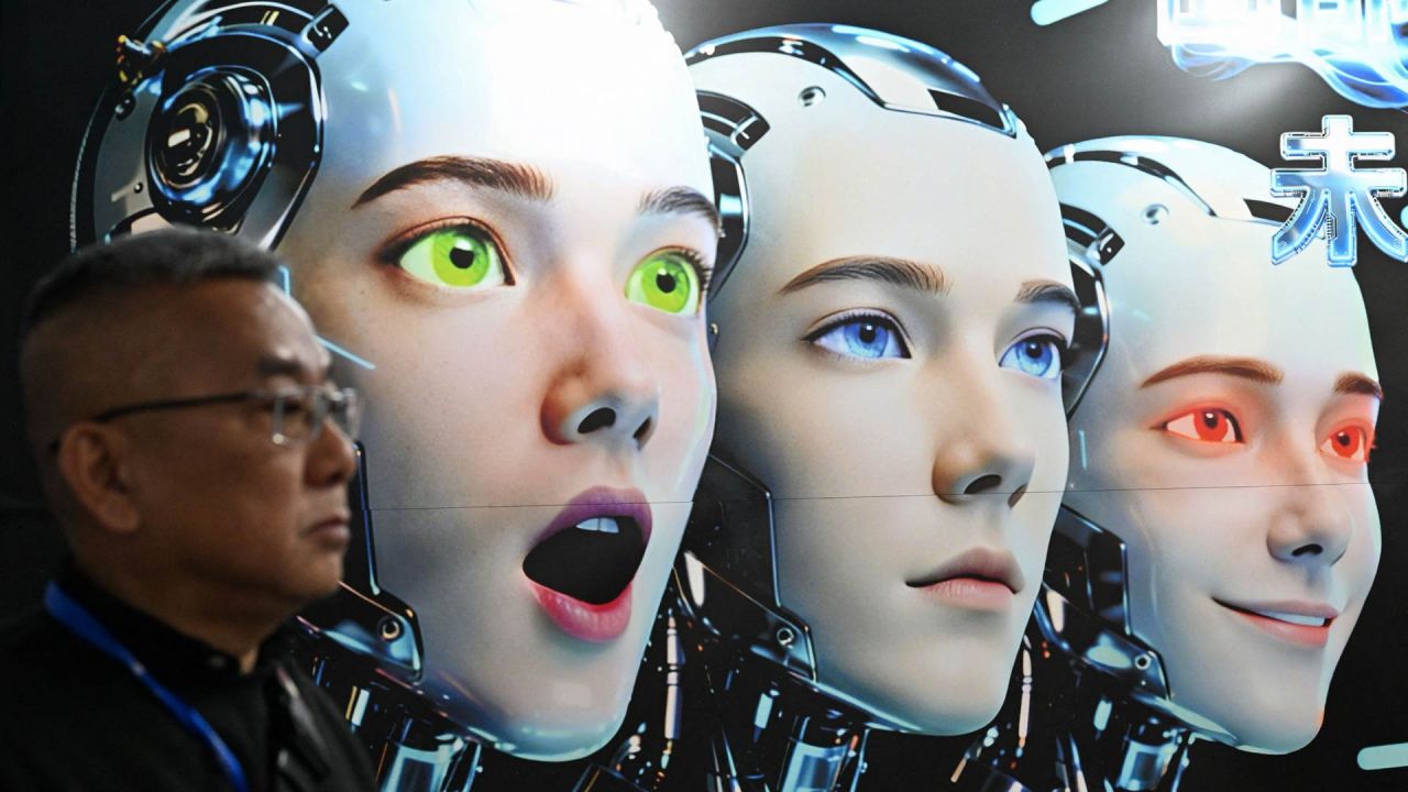 Un hombre se encuentra junto a un cartel que muestra robots imitando expresiones humanas, de la empresa Shenzhen Xiaoquan Technology, durante la Exposición Internacional de Aplicaciones de IA e Innovación Robótica celebrada en Pekín. | Foto:ADEK BERRY / AFP