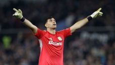 Dibu Martínez jugando para Aston Villa